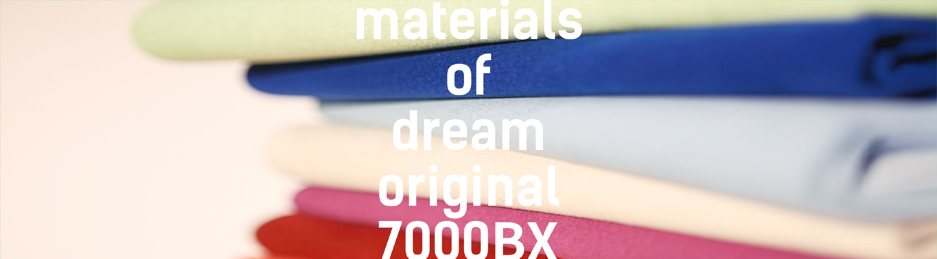 바닷가를 배경으로 한 헷세드 Original 7000BX 소파