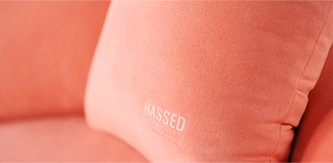 HASSED 로고가 엠보싱으로 각인된 코랄 컬러 Original 7000BX 쿠션